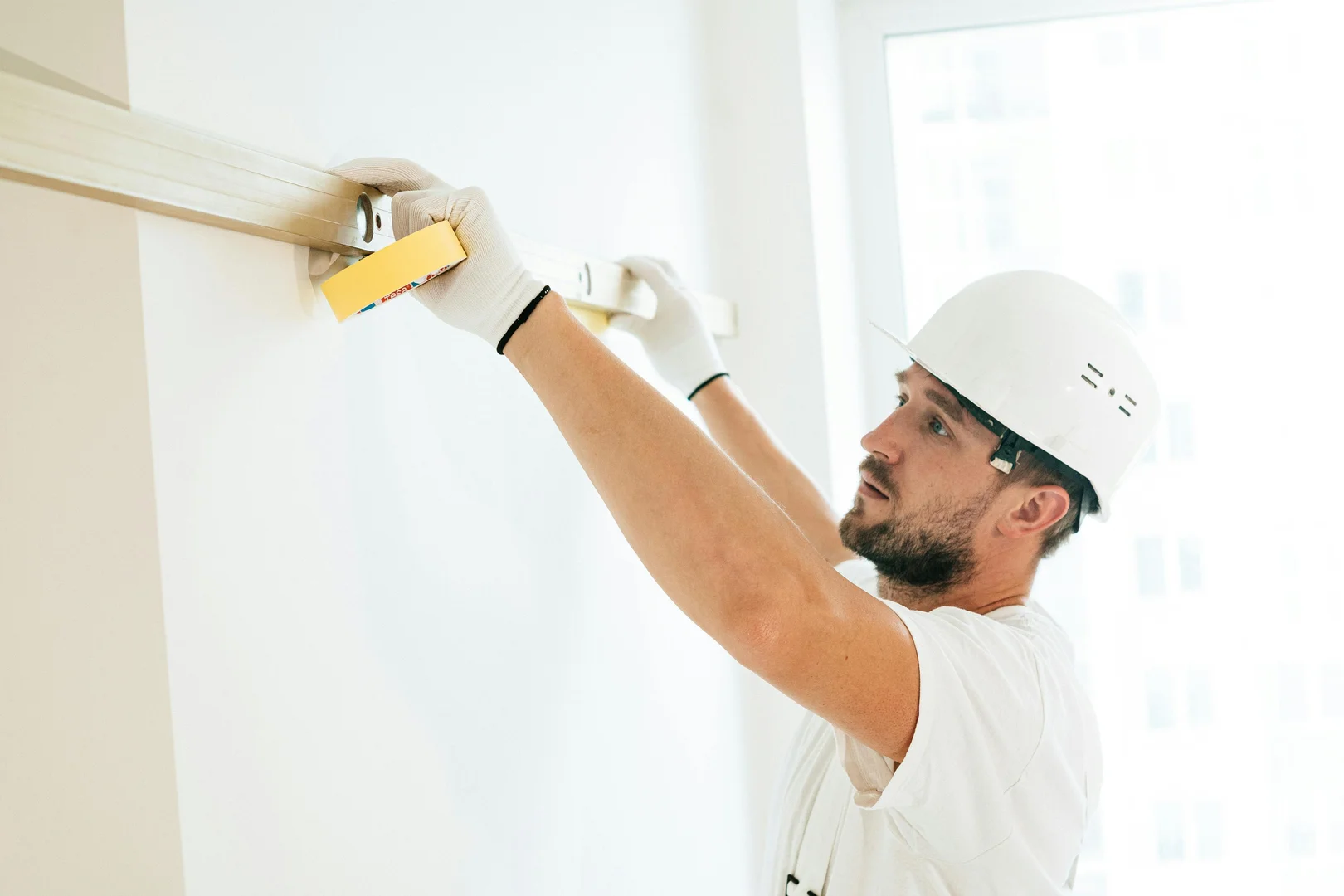 What is the difference between an employee and an independent contractor (or self-employed person)?