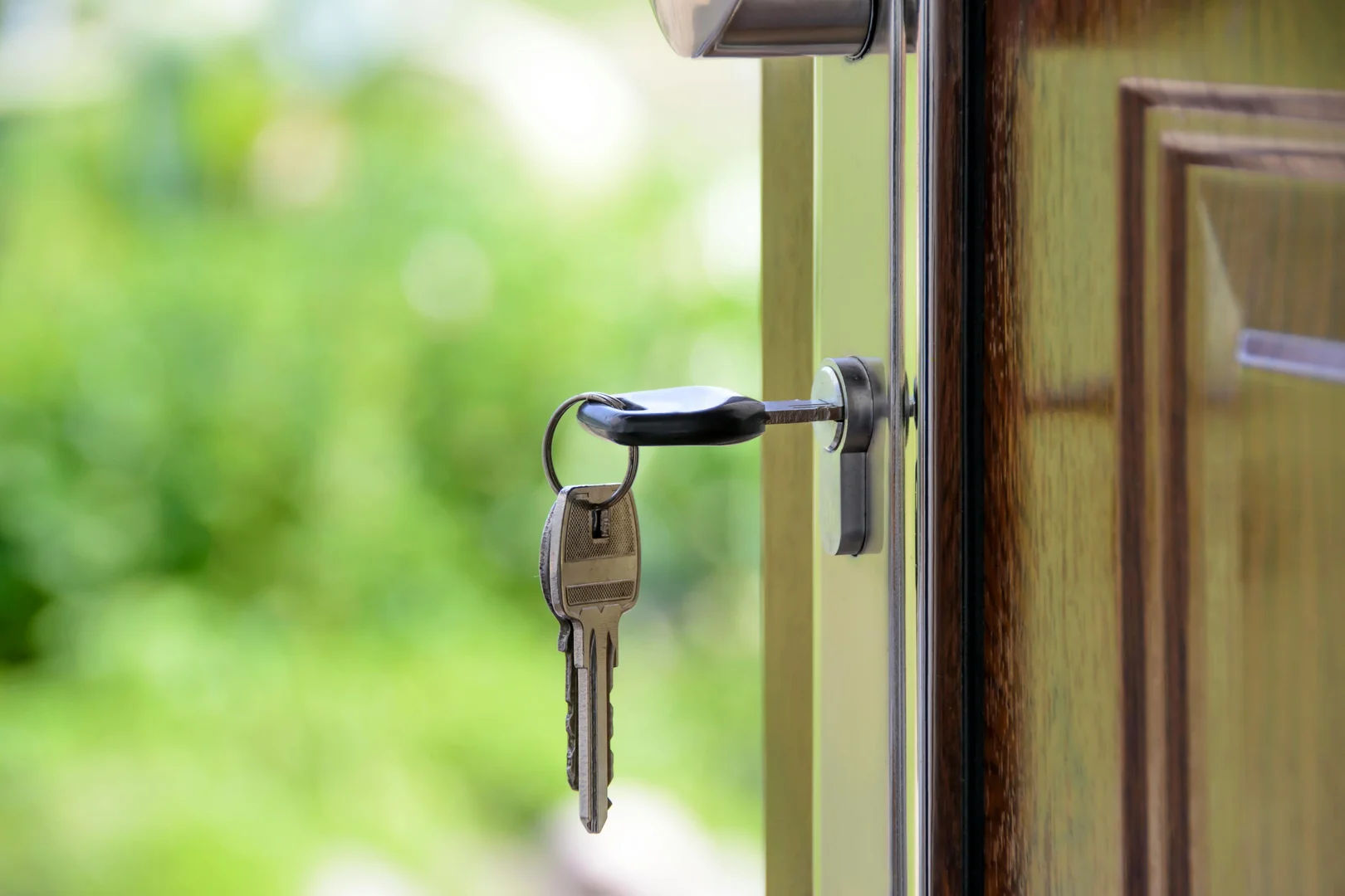 What is the process for the sale/purchase of a commercial property in the UK?